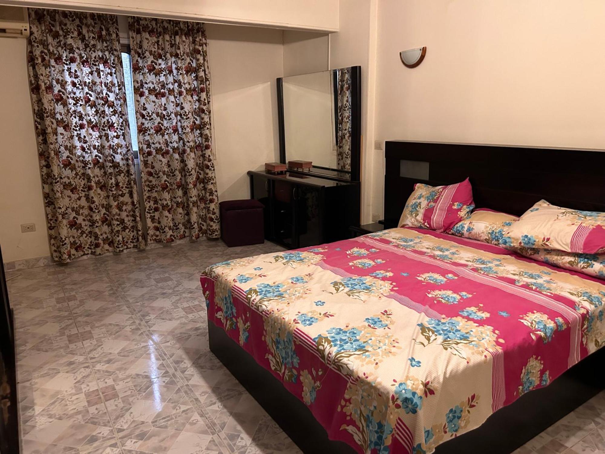 Ezzat Salama Abbas Al Akkad Apartment *