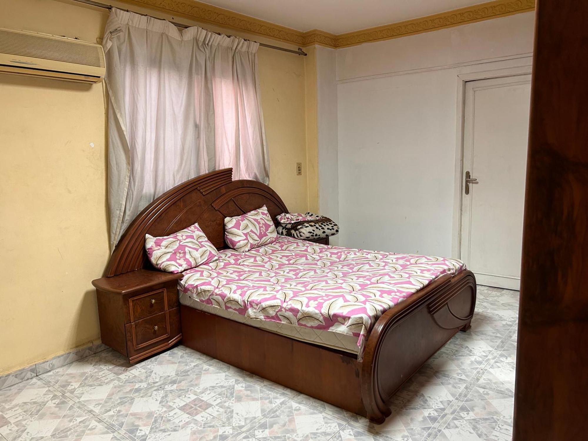 Ezzat Salama Abbas Al Akkad Apartamento